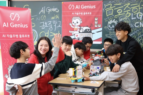 ▲경북 영천 금호중학교 학생들이 LG CNS 'AI지니어스' 수업에서 AI물류로봇을 만들고 있는 모습(사진=LG CNS)