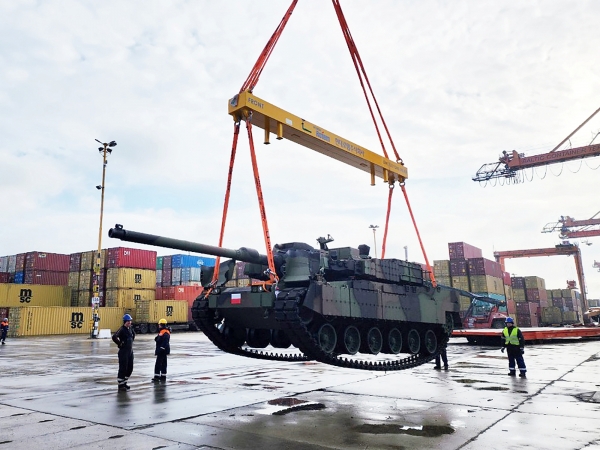 ▲폴란드 그드니아 항구에 도착한 현대로템 K2 전차(사진=현대로템)