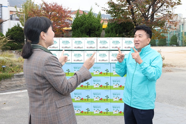 함영주 하나금융그룹 회장(사진 오른쪽)이 김은숙 국립서울농학교장(사진 왼쪽)에게 ‘만나서 반갑습니다’를 뜻하는 수어로 인사를 하고 있다. ⓒ 하나금융지주