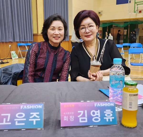 고은주 대전원명학교 교장(왼쪽)과 김영휴 씨크릿우면 회장(오른쪽). ⓒ 대전원명학교