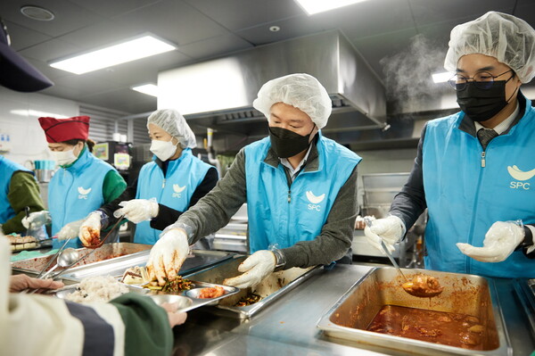 지난달 31일 경기 성남에 위치한 노숙인 무료 급식소 '안나의집'에서 허희수 SPC그룹 부사장(오른쪽에서 두번째)과 임직원들이 배식 봉사활동을 진행하고 있다. [사진=SPC그룹 제공]