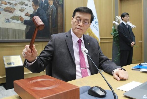 의사봉을 든 이창용 한국은행 총재. ⓒ 한국은행