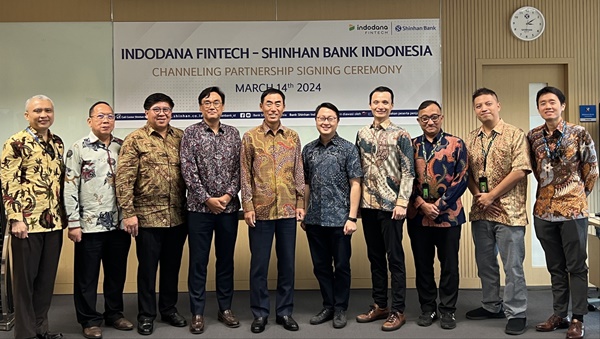 ‘신한인도네시아은행-인도다나(Indodana) 업무 협약식’에서 신한인도네시아은행 구형회 법인장(왼쪽 다섯번째)과 인도다나 William Lesmana Corporate Strategy Group Manager(왼쪽 일곱번째)가 관계자들과 기념촬영하는 모습 ⓒ 신한은행